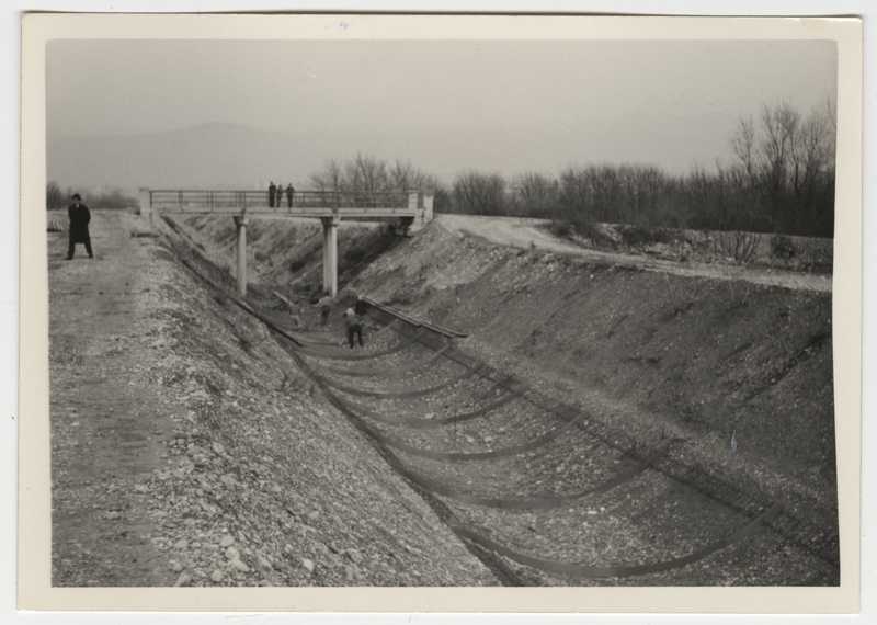 Cantiere di bonifica. Costruzione del canale irriguo a valle del ponte n°3